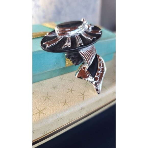 Torino Woman in Hat Brooch - Picture 2 of 10